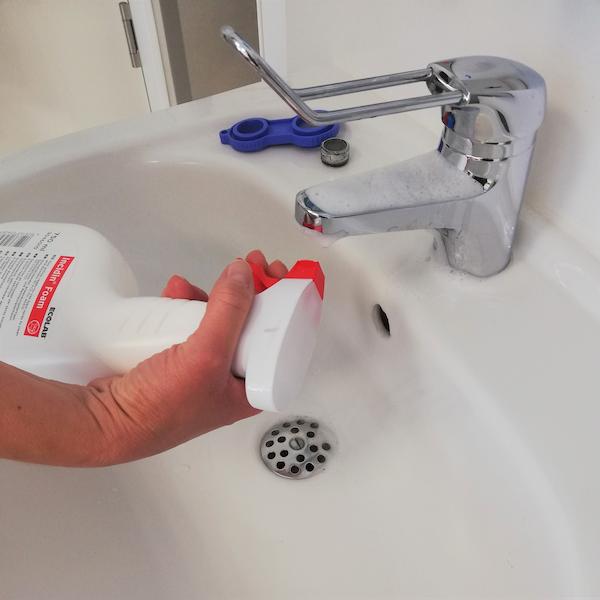 Ein Mitarbeiter bereitet ein Wachbecken für die Wasseruntersuchung vor