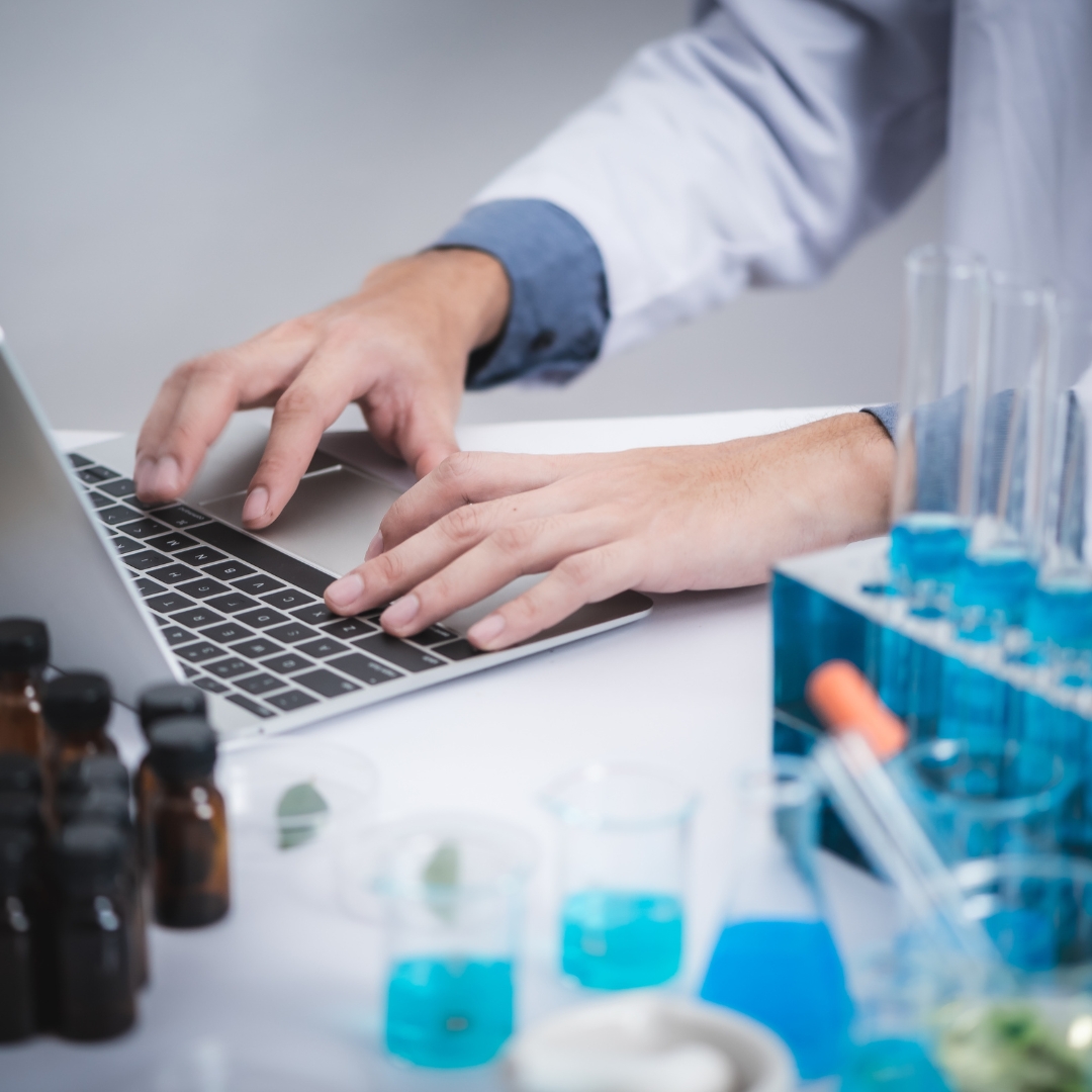 Die Ergebnisse der Analyse wird im Labor umgeben von Reagenzgläser interpretiert