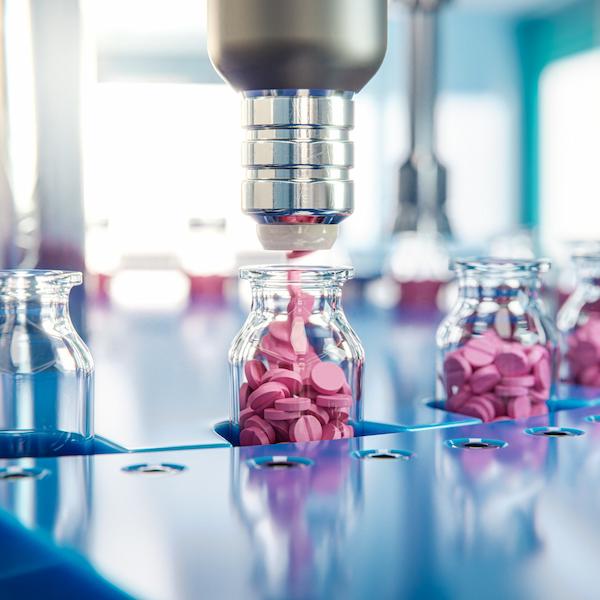 Ein automat der Medikamente im Pharmabereich in Gläser abfüllt