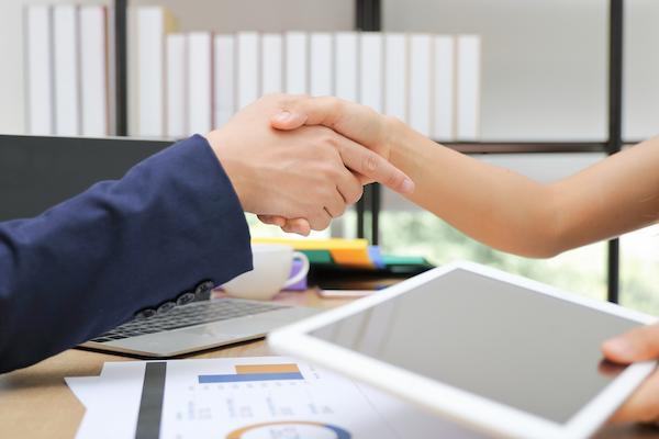Kunden und Mitarbeiter des Hygiene Labor Gärtner schütteln Hände