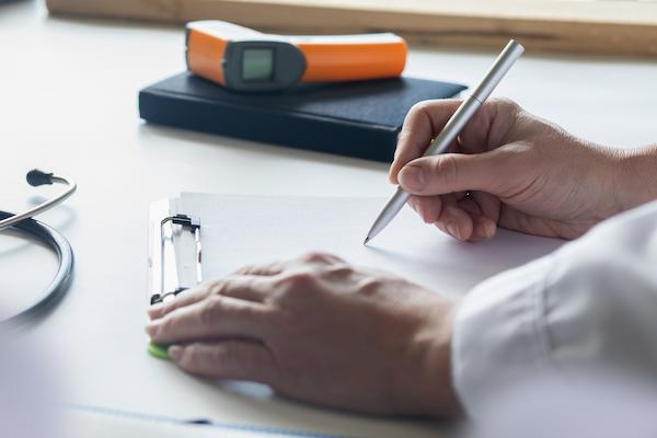 Mitarbeiter Dokumentiert die Analyse