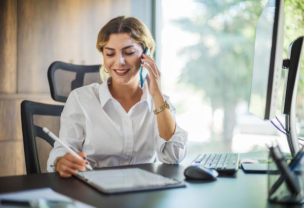Mitarbeiter bespricht Ergebnisse einer Analyse am Telefon